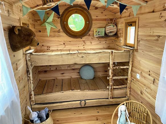 Bardage intérieur de la roulotte en pin maritime. 