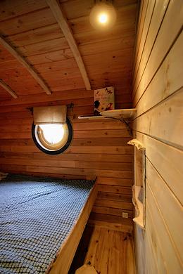 Chambre de la roulotte avec le bardage en Aulne.