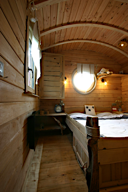 Chambre avec lit deux personnes.