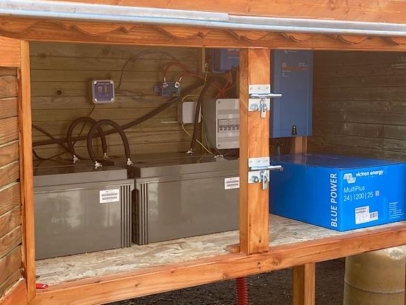 Coffre avec installation du système solaire autonome. 