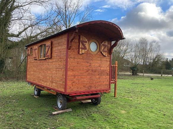 Vue sur l'arrière de la roulotte avec ses fenêtres.