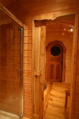 Salle de bain avec douche de 80 cm et porte vitrée.