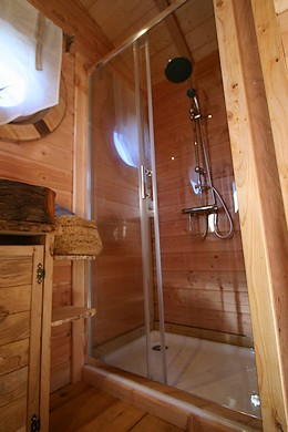 Douche dans la roulotte.