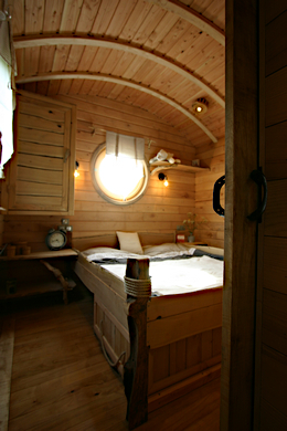 Porte coulissante avec un fer à cheval comme poignée