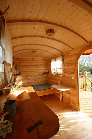 Intérieur de la roulotte en pin maritime et en épicéa.