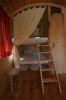 Roulotte avec lit 2 personnes superposés.