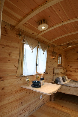 Lampe en bois de la petite roulotte.