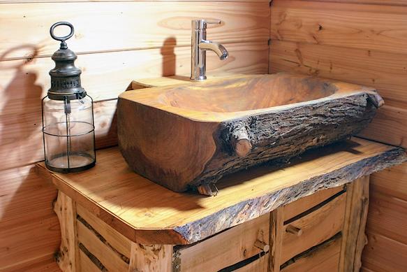 Lavabo en bois dans la salle de bain de la roulotte.