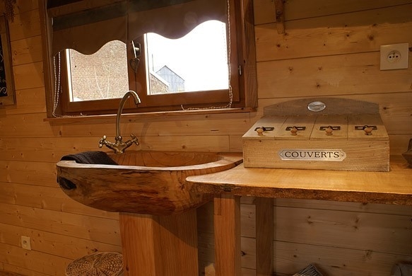 Lavabo de la roulotte en bois avec sa colonne.