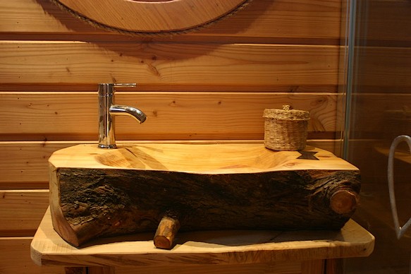Lavabo en bois dans la salle de bain de la roulotte.