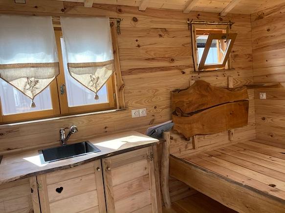 Lit et cuisine de la petite roulotte. 