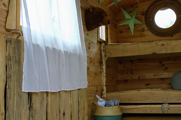 Lit rabattable de la roulotte. 