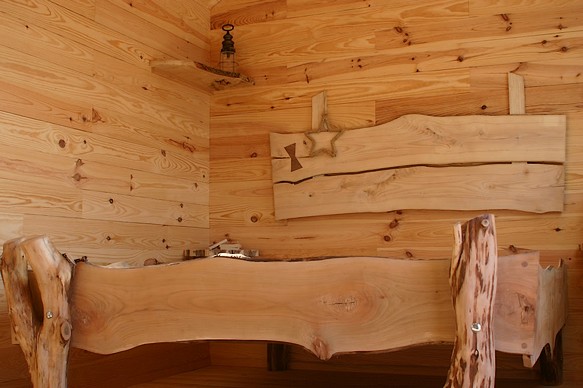 Intérieur de la roulotte avec son lit artisanal près de Nancy.