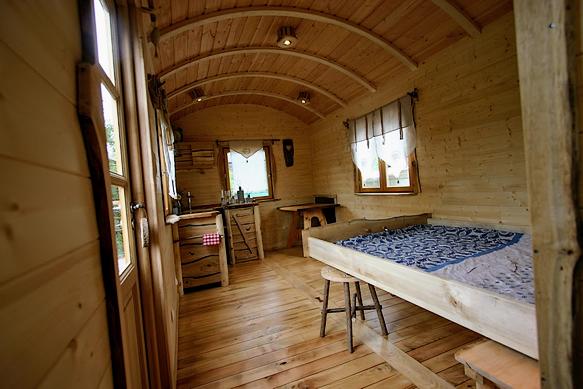 lit d'appoint dans le séjour de la roulotte.