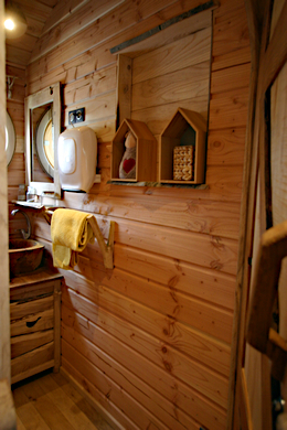 Petite niche à l'intérieur des murs de la salle de bain.