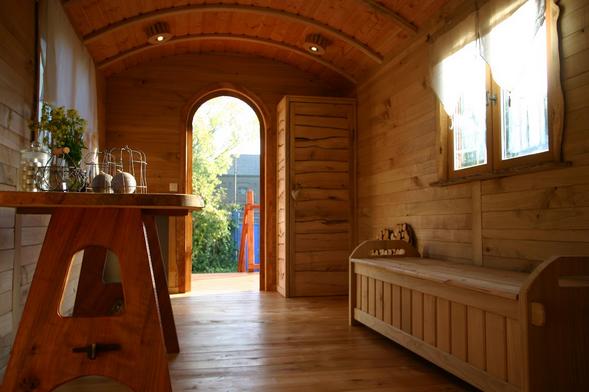 Plancher et bardage de la roulotte en Merisier. 