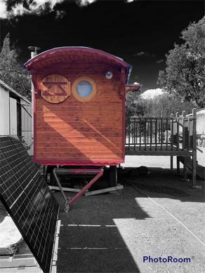 roulotte avec panneaux solaires près de Nivelles en Belgique .