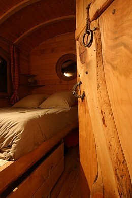 Chambre de la roulotte avec porte sur charnière