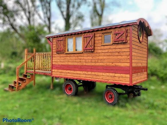 petite roulotte avec le toit en zinc. 