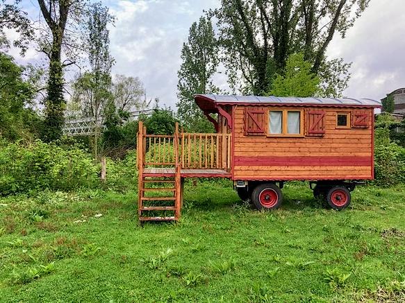 Roulotte avec chambre pour quatres personnes. 