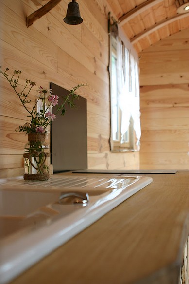 plan de travail de la roulotte avec son évier en grès.