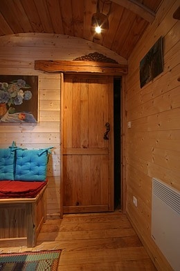 porte coulissant en chêne massif séparant la chambre du séjour