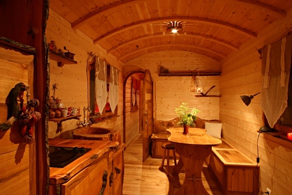 Séjour de la roulotte avec le lavabo en bois.