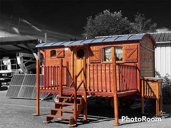 Petite roulotte totalement autonome, idéale pour recevoir vos amis.