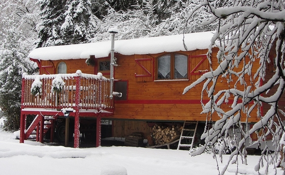 Roulotte sous la neige à Lierneux.