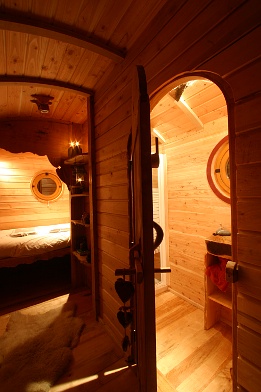 Salle de bain et chambre de la roulotte.