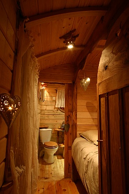 Couloir de la roulotte donnant accès à la salle de bain.