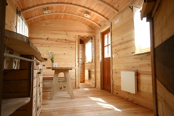 Constucteur de roulotte avec du bois locale.