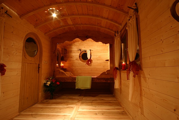 Lit en alcôve de la roulotte.