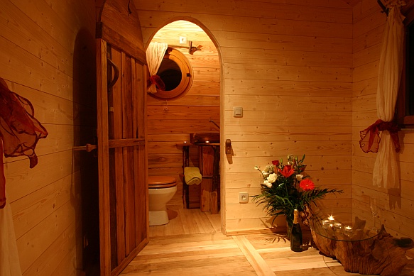 Salle de bain avec porte cintrée.
