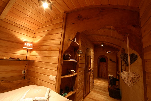 Vue du séjour depuis la chambre à coucher. 