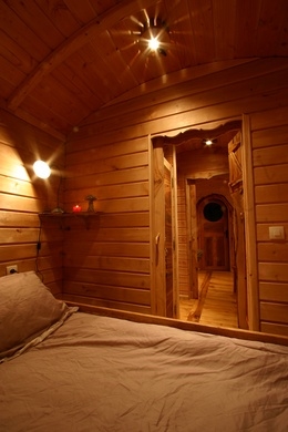 Chambre aménagée avec le lit artisanale.