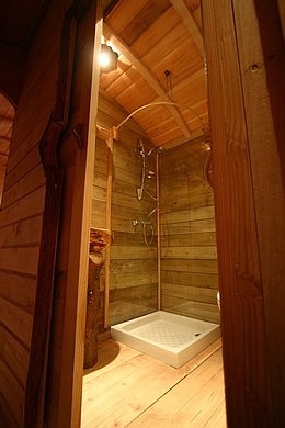 Bac à douche de la roulotte en grès.