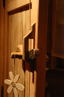 Clinche artisanale de la porte.