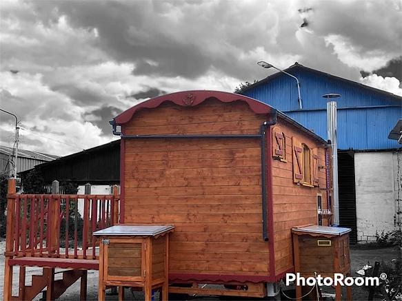 Coffre extérieur de la roulotte comprenant les appareillages autonomes. 