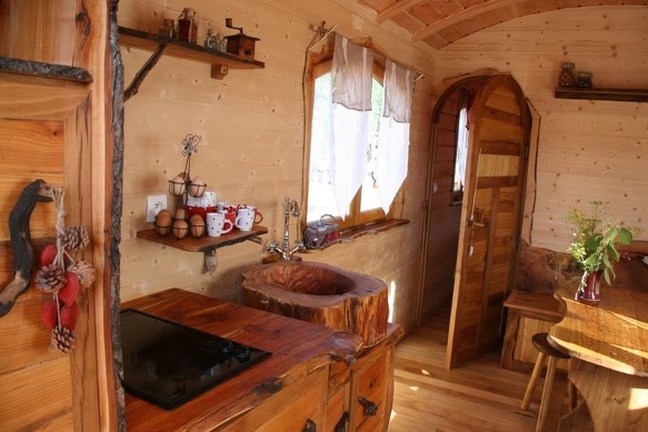 Plaque vitrocéramique de la cuisine sur le plan de travail de la roulotte.