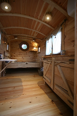 Roulotte très cosy idéale pour recevoir vos amis.