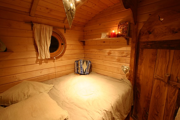 Oeil de boeuf au dessus du lit.