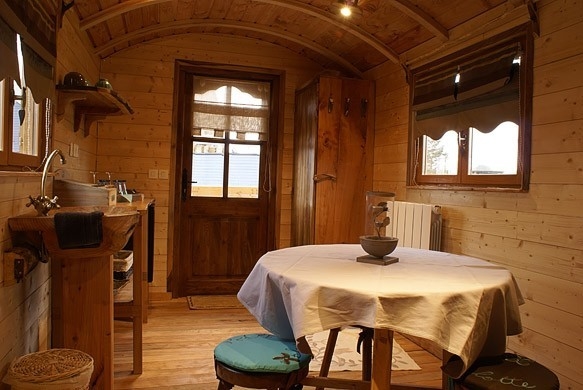 Séjour de la roulotte Bleu Campagne qui se situe dans l'Avesnois