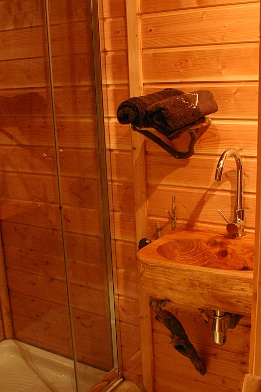 Lavabo de la salle de bain en bois.