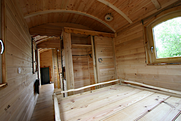 Roulotte avec un grand dressing dans la chambre.