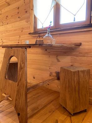 roulotte dans le département du Vaucluse près de la rivière de la Durance.