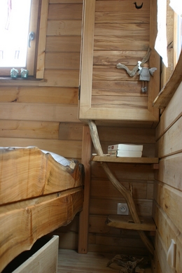 Tiroir sous le lit de la roulotte.