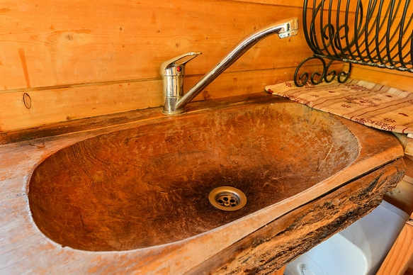 Roulotte et son lavabo en bois.