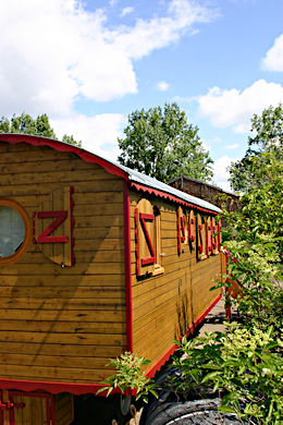 Arrière de la roulotte avec un oeil de boeus de 80 cm de diamètre.