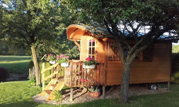 Roulotte finie installée dans le jardin.